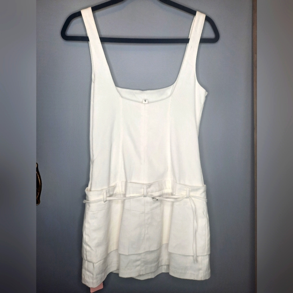 Elegant White Sleeveless Dress